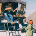SHEEPIE Bookara 2.0 Large Dachzelt mit 140 cm breiter Schlaffläche. Dachzelt von Camperausbauer, Dachzelt kaufen, Dachzelt für Roadtrips und Camping. Hartschalen Dachzelt, Dachzelt für 2 Personen. Dachzelt mit Leiter, Dachzelts mit großer Liegefläche. Dachzelt für komfortables Schlafen