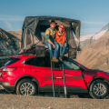 SHEEPIE Yuna 2.0 Dachzelt. Dachzelt von Camperausbauer, Dachzelt kaufen, Dachzelt für Roadtrips und Camping. Dachzelt für 2 bis 4 Personen. Dachzelt mit Teleskopleiter, Dachzelts mit großer Liegefläche. Dachzelt für komfortables Schlafen, Dachzelt bestellen