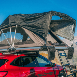 SHEEPIE Yuna 2.0 Dachzelt. Dachzelt von Camperausbauer, Dachzelt kaufen, Dachzelt für Roadtrips und Camping. Dachzelt für 2 bis 4 Personen. Dachzelt mit Teleskopleiter, Dachzelts mit großer Liegefläche. Dachzelt für komfortables Schlafen, Dachzelt bestellen
