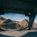 SHEEPIE Yuna 2.0 Dachzelt. Dachzelt von Camperausbauer, Dachzelt kaufen, Dachzelt für Roadtrips und Camping. Dachzelt für 2 bis 4 Personen. Dachzelt mit Teleskopleiter, Dachzelts mit großer Liegefläche. Dachzelt für komfortables Schlafen, Dachzelt bestellen