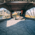 SHEEPIE Yuna 2.0 Dachzelt. Dachzelt von Camperausbauer, Dachzelt kaufen, Dachzelt für Roadtrips und Camping. Dachzelt für 2 bis 4 Personen. Dachzelt mit Teleskopleiter, Dachzelts mit großer Liegefläche. Dachzelt für komfortables Schlafen, Dachzelt bestellen